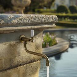 PB klassieke muur fonteinkraan met witte hendel koud water en lange uitloop brons 1208853602