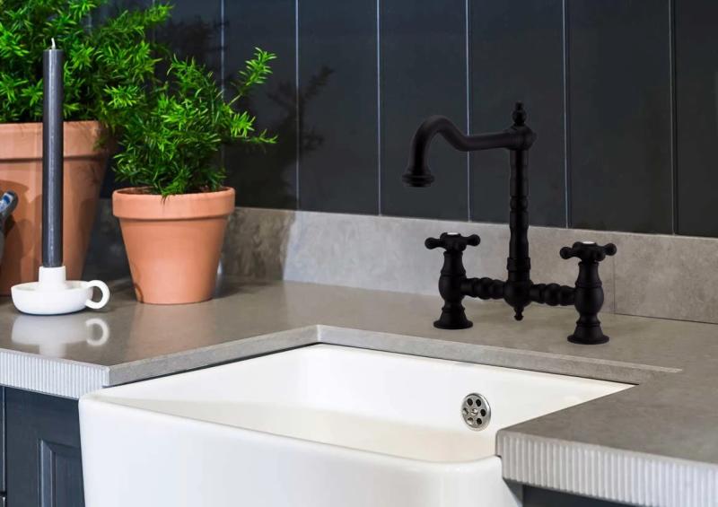 PB Nostalgische Brugkeukenkraan Mat zwart haakse uitloop met sterknoppen PBN.ZW.H.ST