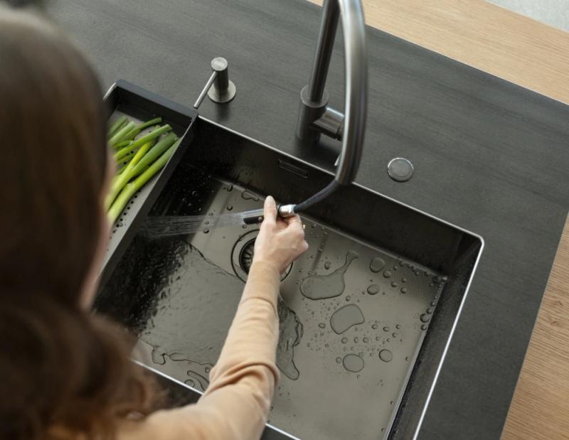 Franke Keukenkraan Eos Neo met uitloop uittrekbare sproeikop pvd gun metal 115.0628.256