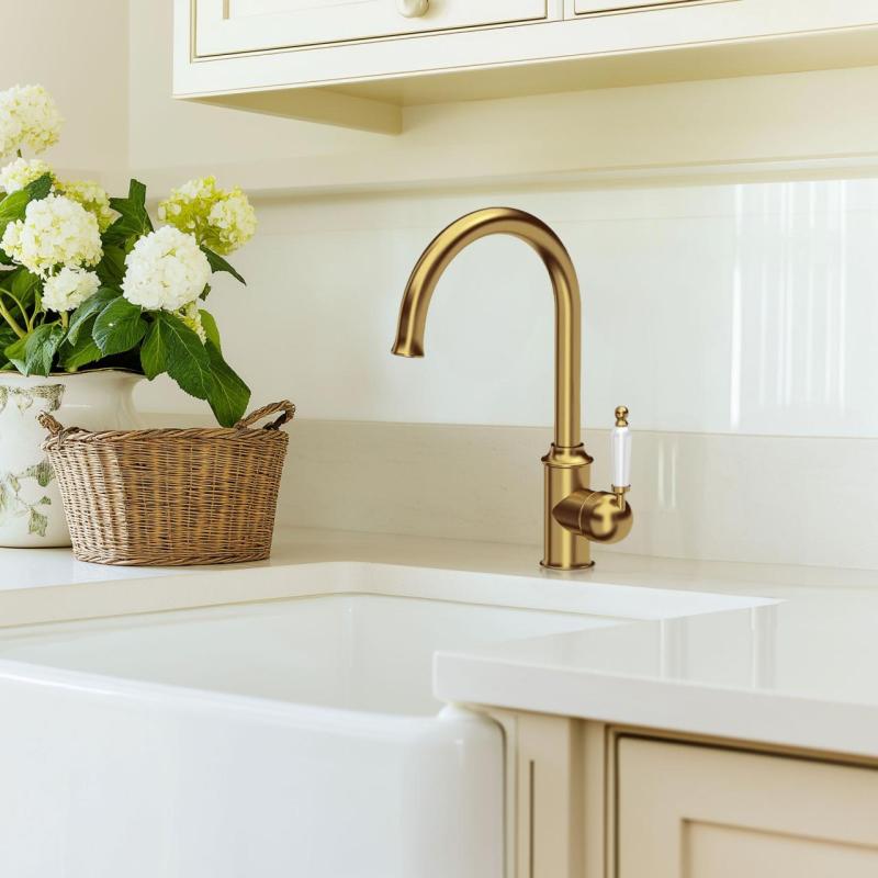 Quadri Worksop Klassieke Nostalgische Gouden PVD Keukenkraan met Keramische Handvat 1208956102