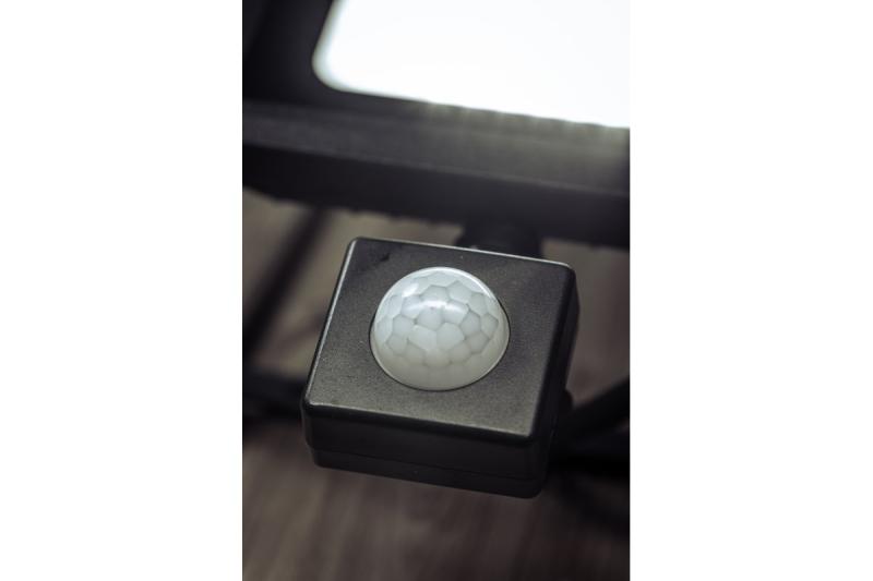LED floodlight iNEXT with motion sensor 30W 2400lm, PF>0,9, RA>80, IP65, 120°, 6400K, black body 1208962860