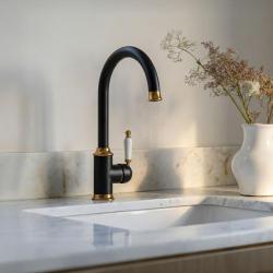Quadri Worksop Klassieke Nostalgische Zwart met PVD Koperen Afwerking Keukenkraan met Keramische Handvat 1208967723