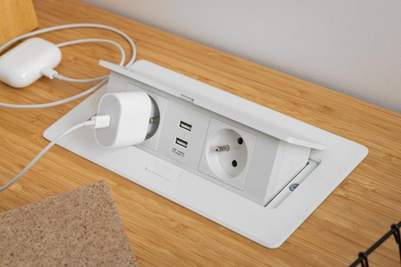 Zachte uitschuifbare stopcontactmodule.